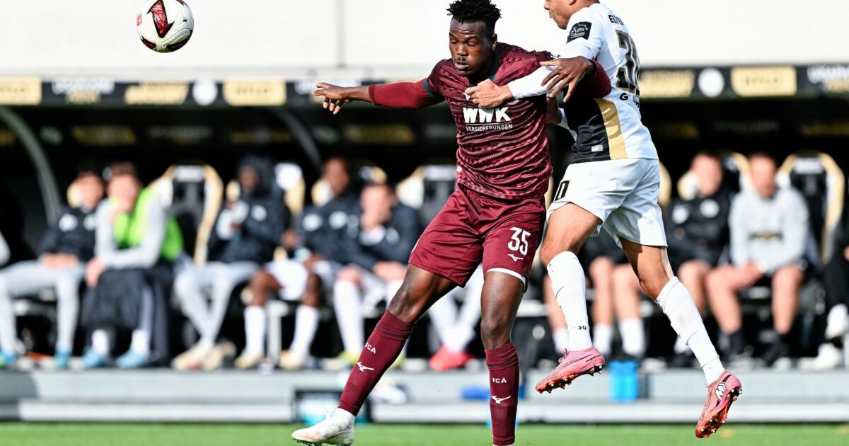 Juma Bah wurde nach Angaben des FC Augsburg im Netz rassistisch beleidigt und bedroht. (Archivbild)