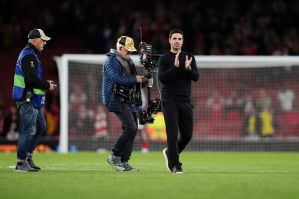 Arsenals Coach Mikel Arteta widmete den Sieg gegen Lille Ken Friar.