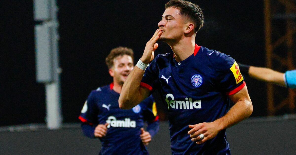 Jubel nach dem Ausgleich für Kiel: Holstein-Torschütze Adrián Kapralik.