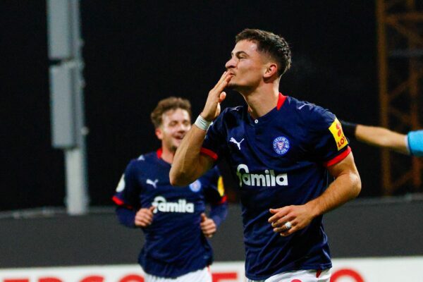 Jubel nach dem Ausgleich für Kiel: Holstein-Torschütze Adrián Kapralik.