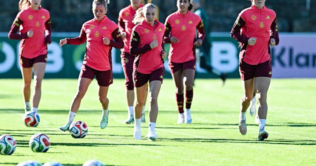 Geht voran: Elisa Senß (vorn) beim Training der deutschen Fußballerinnen in Eppelheim.