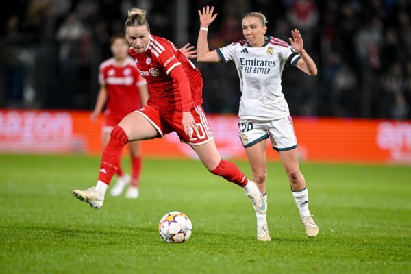 Duell zweier DFB-Nationalspielerinnen: Bayerns Kett (links) und Madrids Senß.