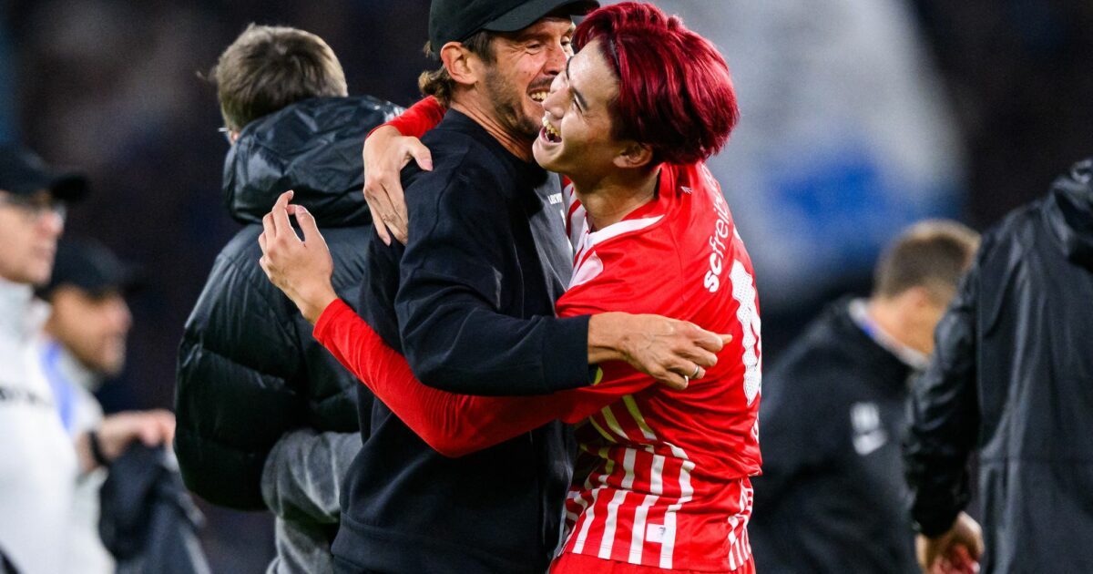 Trainer Julian Schuster und Siegtorschütze Keisuke Goto jubeln gemeinsam.