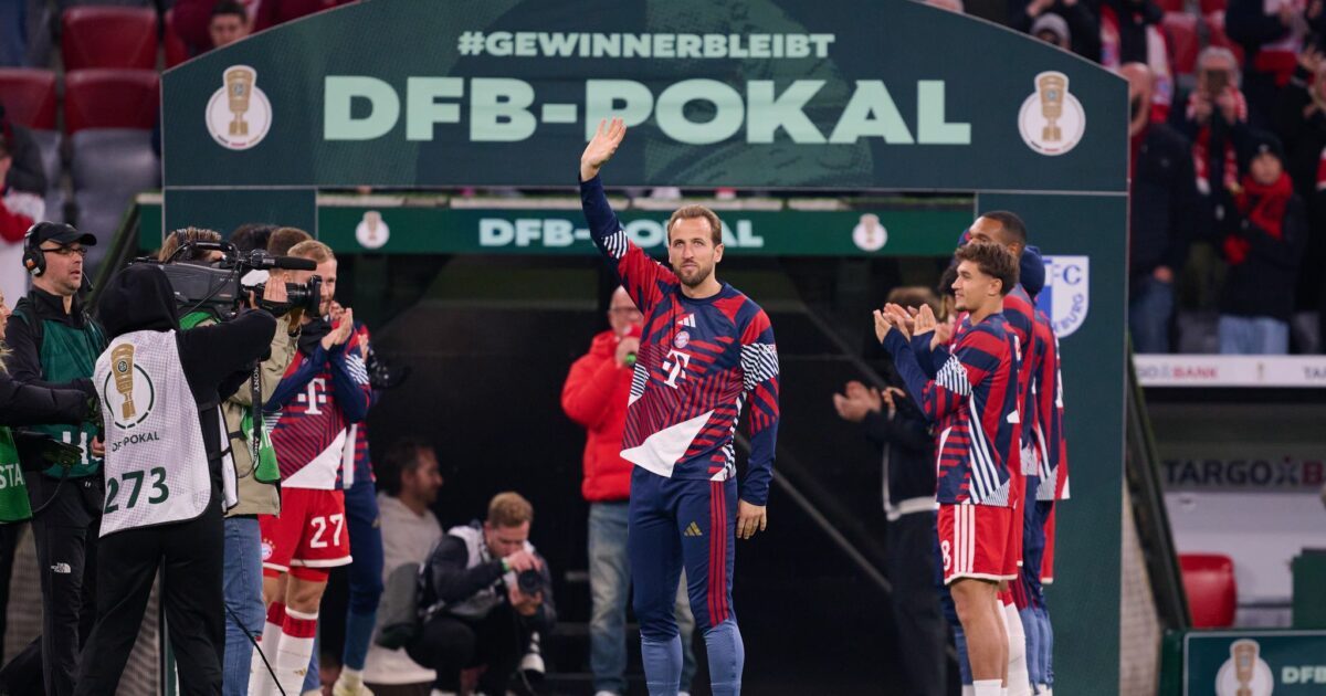 Harry Kane (m) wurde rund um das DFB-Pokal-Spiel bejubelt.