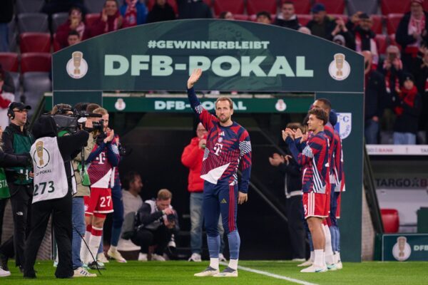 Harry Kane (m) wurde rund um das DFB-Pokal-Spiel bejubelt.