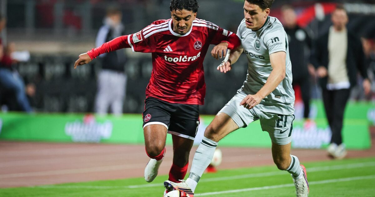 Nürnbergs Rayan Ghrieb (links) im Zweikampf mit Joakim Maehle aus Wolfsburg.