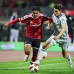 Nürnbergs Rayan Ghrieb (links) im Zweikampf mit Joakim Maehle aus Wolfsburg.