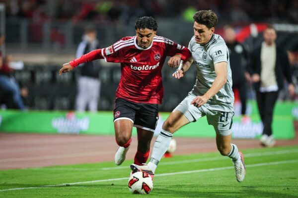 Nürnbergs Rayan Ghrieb (links) im Zweikampf mit Joakim Maehle aus Wolfsburg.