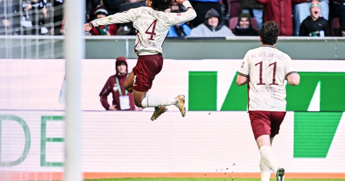 Han-Noah Massengo hebt nach seinem 1:0 jubelnd ab - zum Sieg reichte sein Kopfballtor für den FC Augsburg aber nicht.