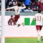 Han-Noah Massengo hebt nach seinem 1:0 jubelnd ab - zum Sieg reichte sein Kopfballtor für den FC Augsburg aber nicht.