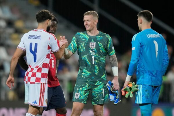 Jordan Pickford (M) muss sich vor Gericht verantworten.