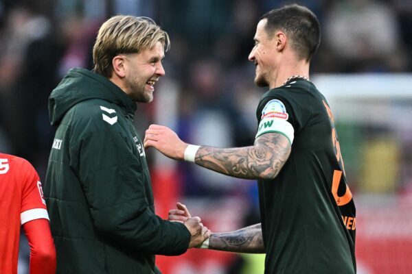Niclas Füllkrug (l) sieht die Debatte um ein mögliches DFB-Comeback entspannt.