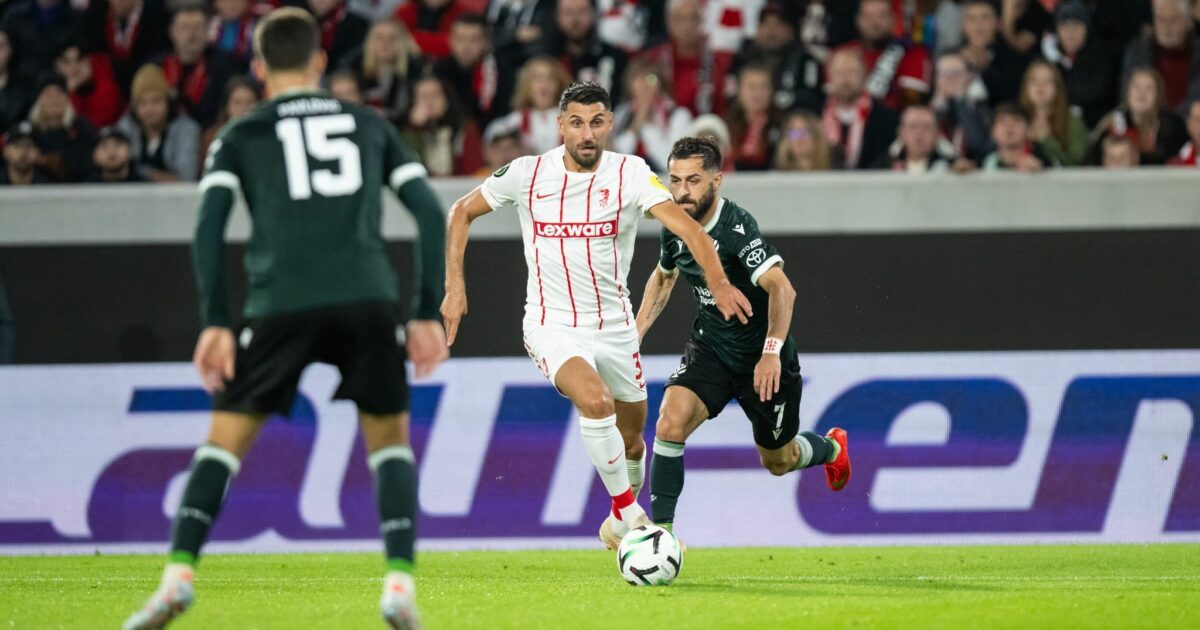 Goldenes Füßchen: Vincenzo Grifo (M) traf per Freistoß zum Freiburger 1:0.