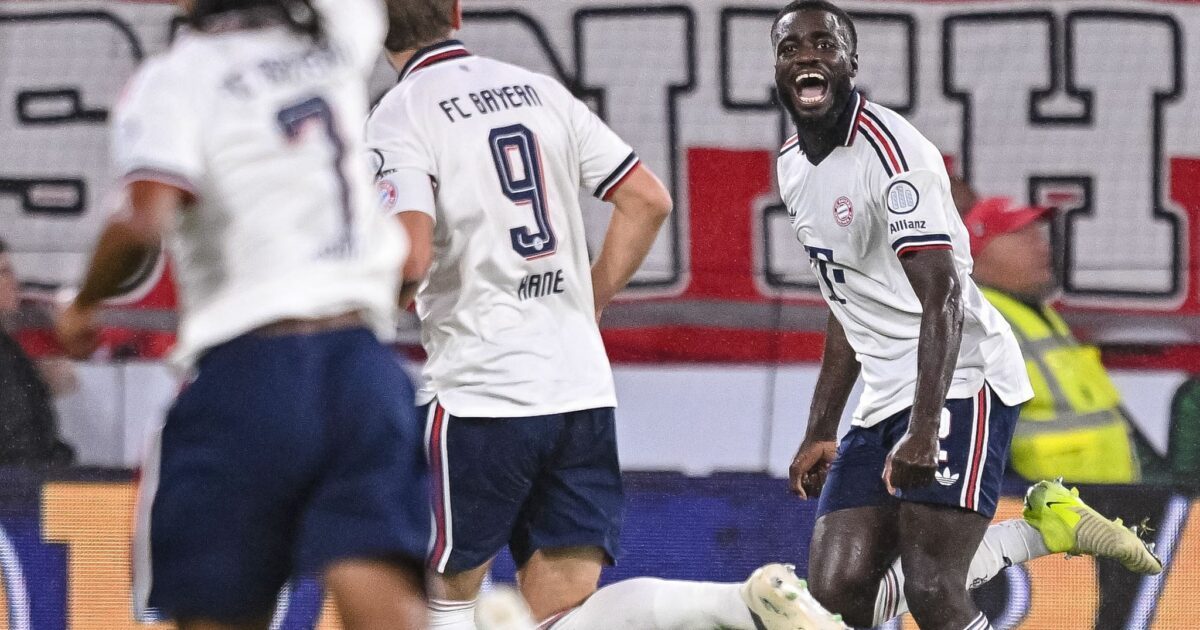 Hat gut lachen: Bayern-Verteidiger Dayot Upamecano feiert sein Tor zum 1:0.