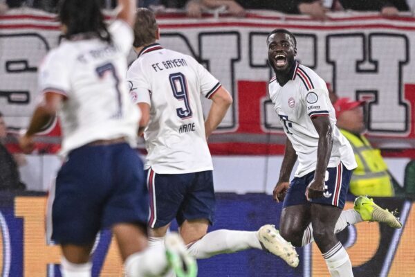 Hat gut lachen: Bayern-Verteidiger Dayot Upamecano feiert sein Tor zum 1:0.