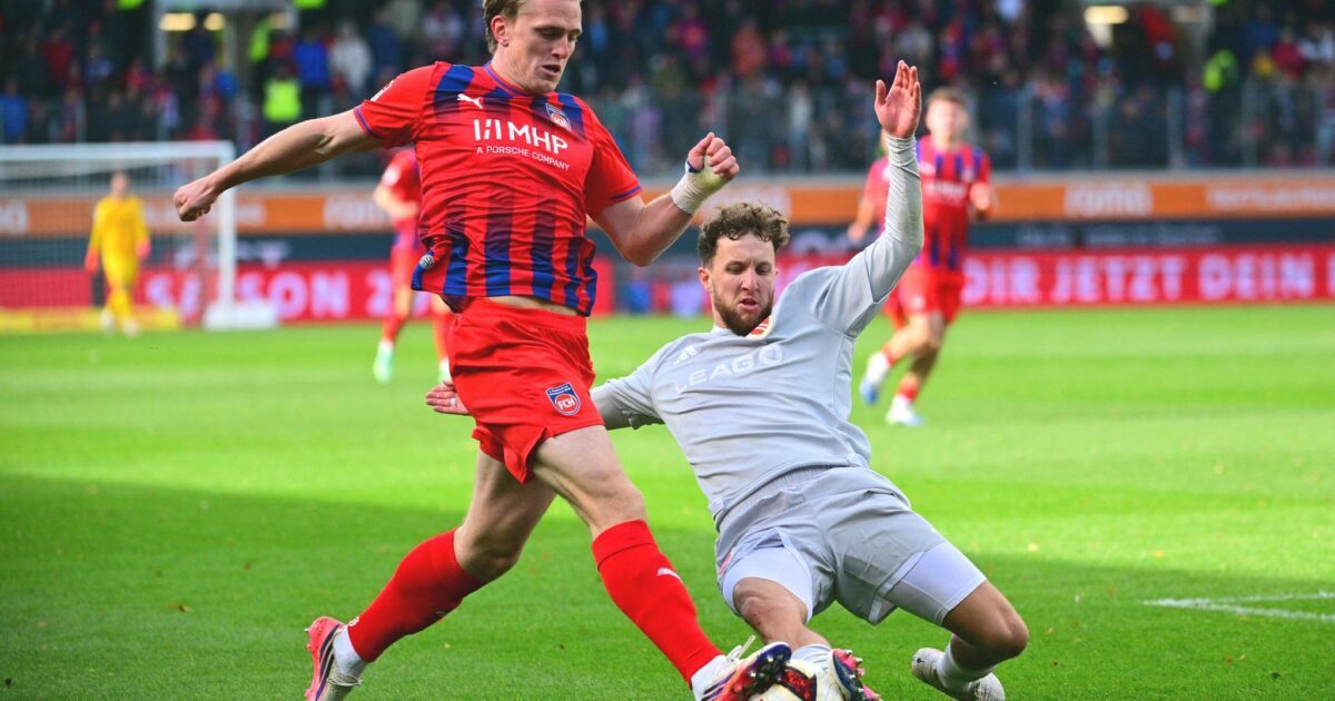 Liefern sich ein umkämpftes Duell: Heidenheims Mikkel Kaufmann und Energie-Profi Tim Campulka.